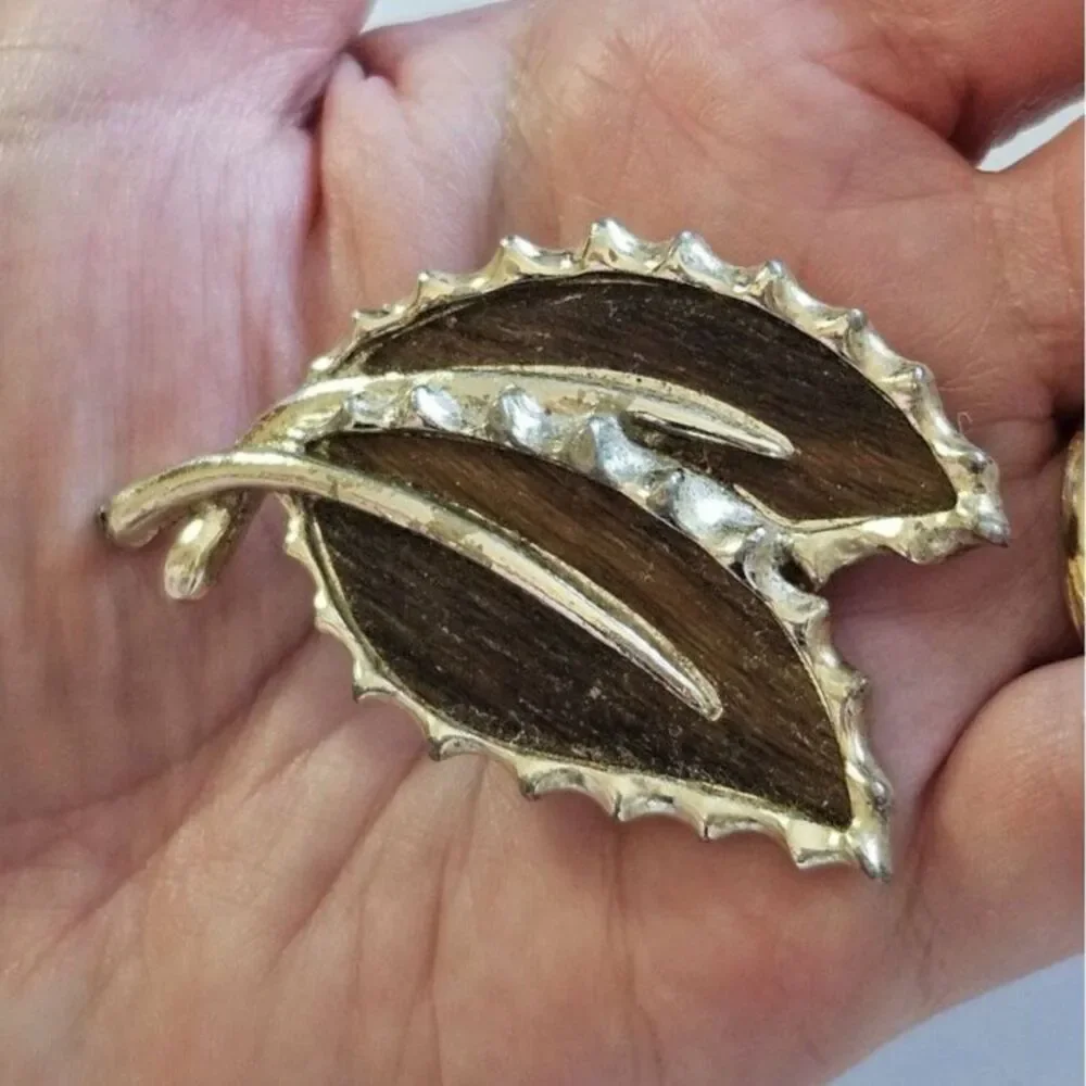 Sarah Coventry vintage leaf brooch